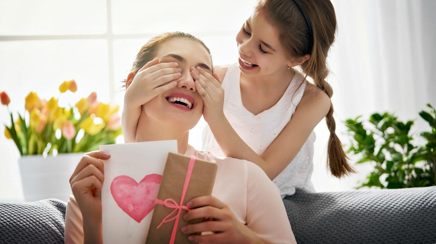 Dziecko daje prezent mamie