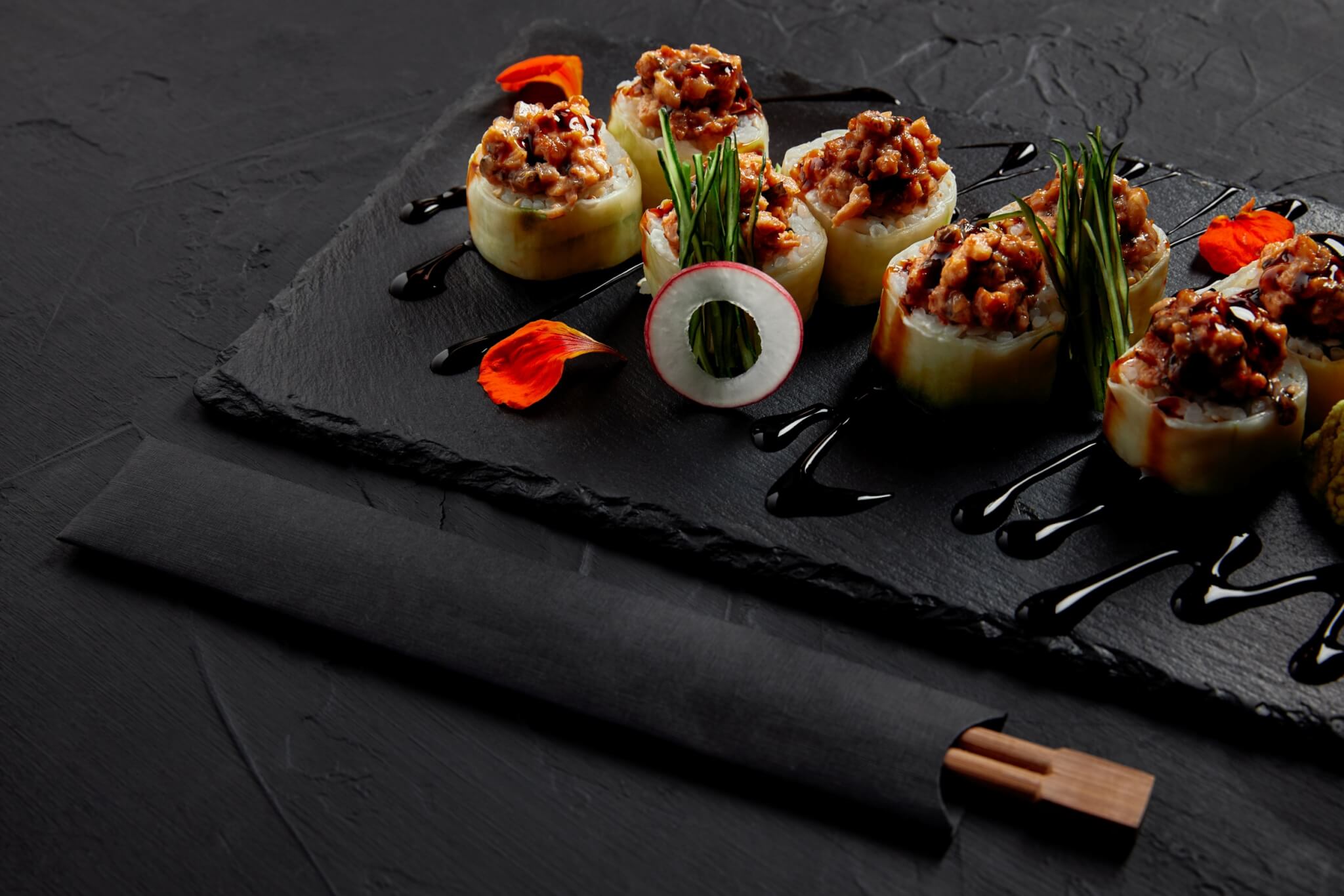 sushi na eleganckim talerzu