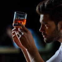 Mężczyzna ogląda whisky