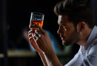 Mężczyzna ogląda whisky