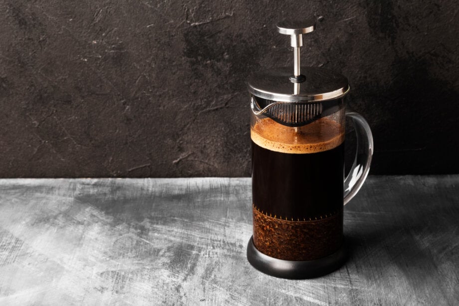 Parzenie kawy we french press