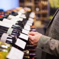 sylwetka mężczyzny wybierającego wino