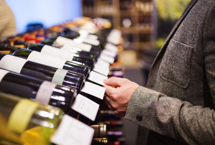 sylwetka mężczyzny wybierającego wino