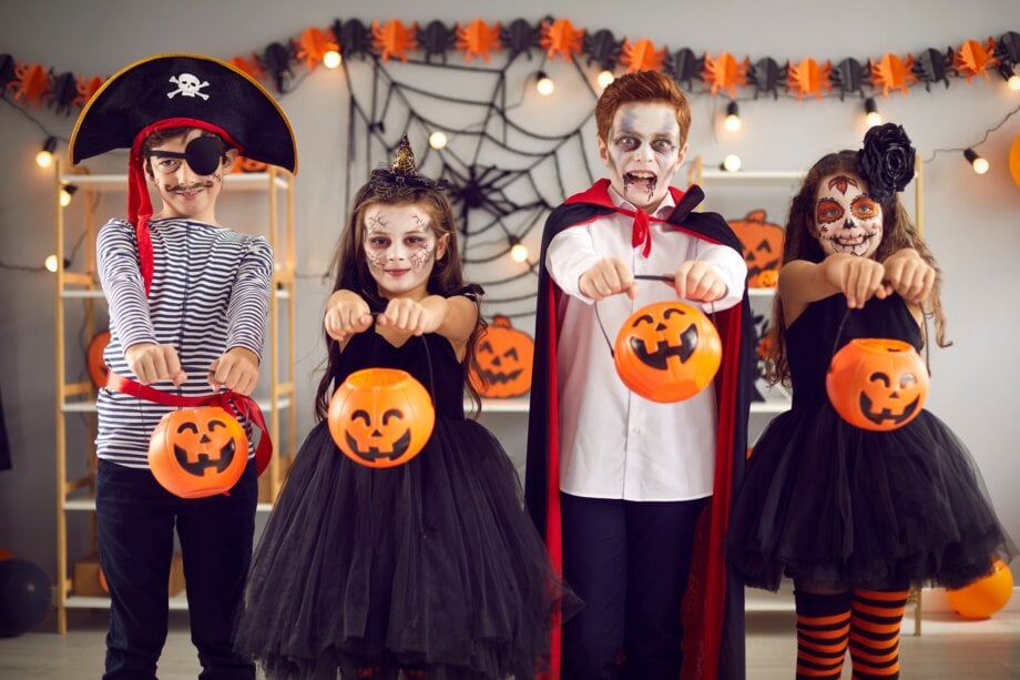 Dzieci w halloweenowych przebraniach