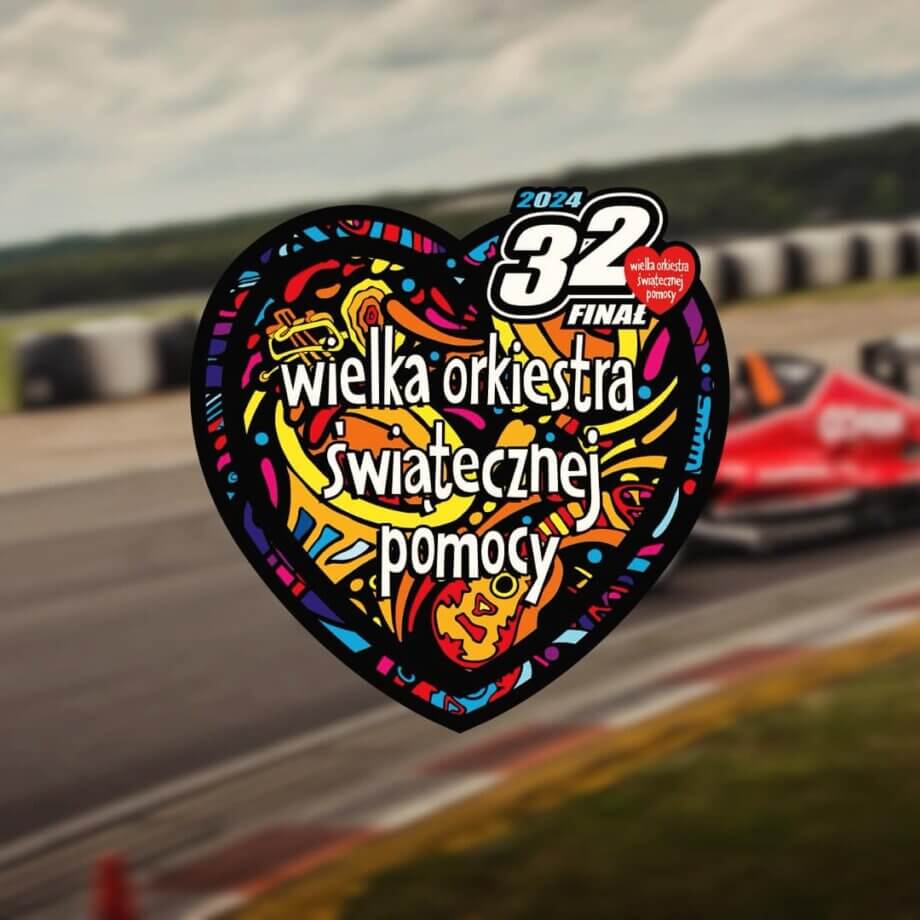 serduszko wielkiej orkiestry świątecznej pomocy na tle wyścigówki