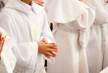 Prezent na komunię dla chłopca – ponad 50 pomysłów innych niż pieniądze