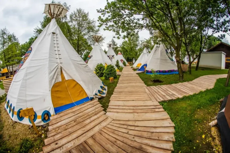 Kolorowe tipi pod gołym niebem.