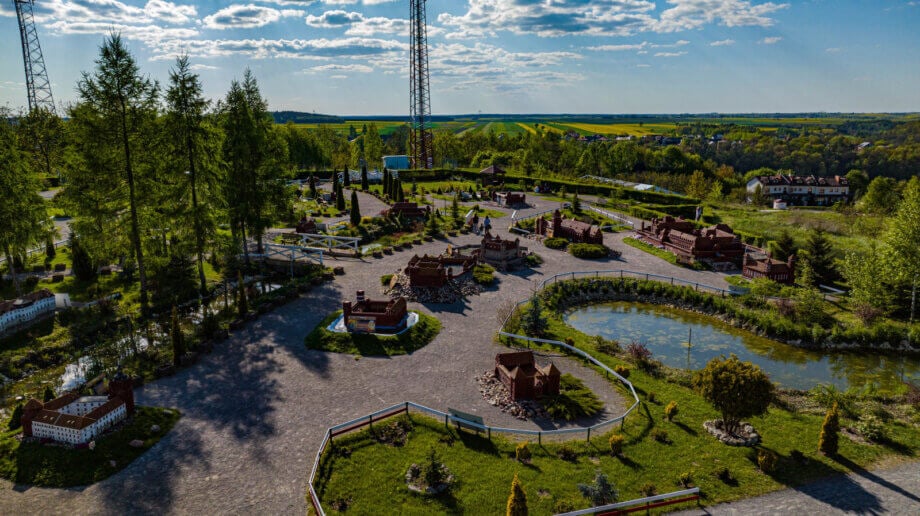 Widok z lotu ptaka na park rozrywki w Bałtowie