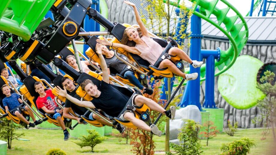 Szczęśliwi nastolatkowie na jednym z rollercoasterów 