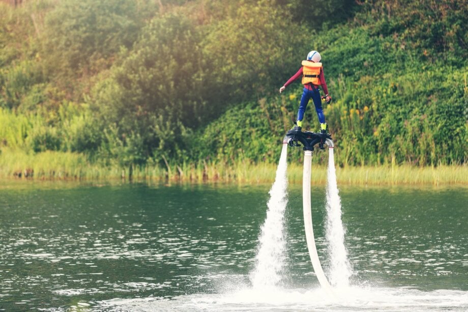 Dziecko na flyboardzie unoszące się nad wodą