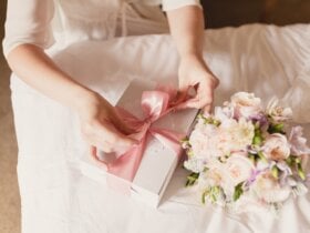 Panna młoda otwierająca swój prezent w dniu ślubu