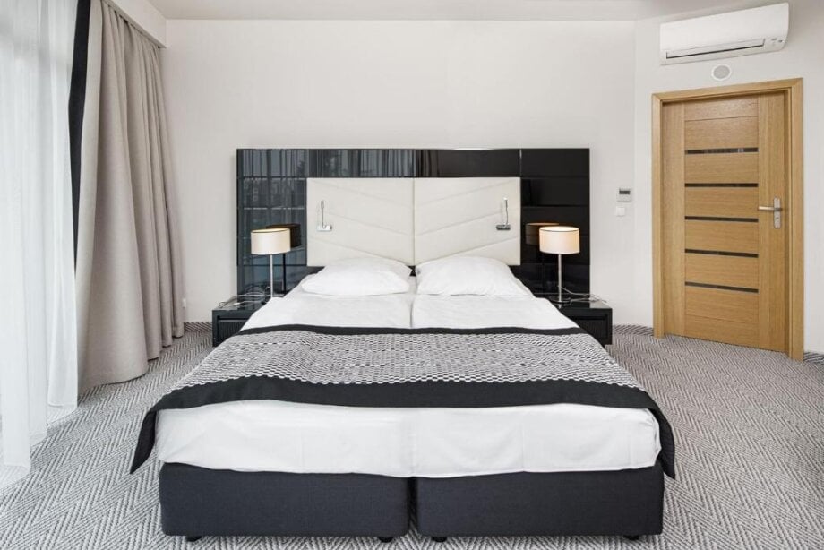 łóżko w pokoju hotelowym