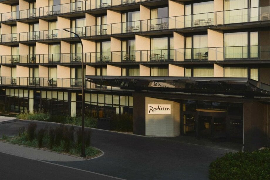 wejście do hotelu