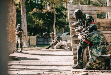 Osoba w masce grająca w paintball
