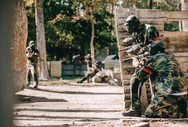 Osoba w masce grająca w paintball