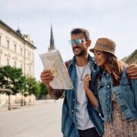 Para zakochanych z mapą podczas zwiedzania