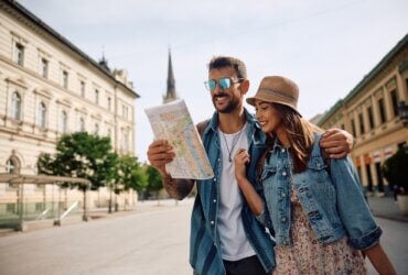 Para zakochanych z mapą podczas zwiedzania