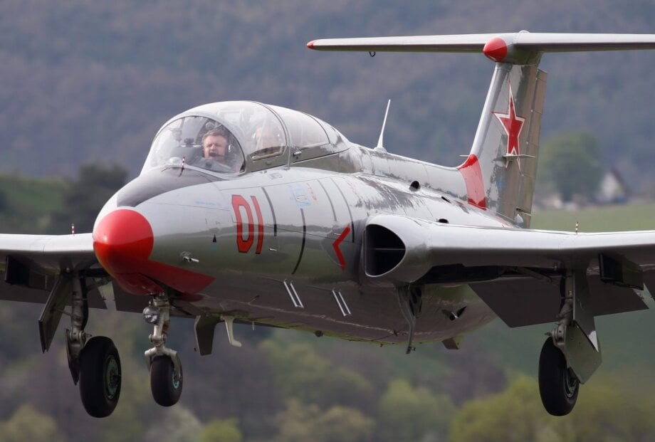Lecący L-29 Delfin