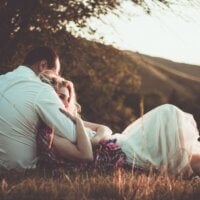Zakochani w sobie kobieta i mężczyzna leżący na wzgórzu