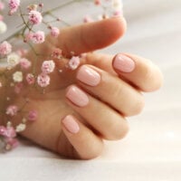 delikatny różowy manicure