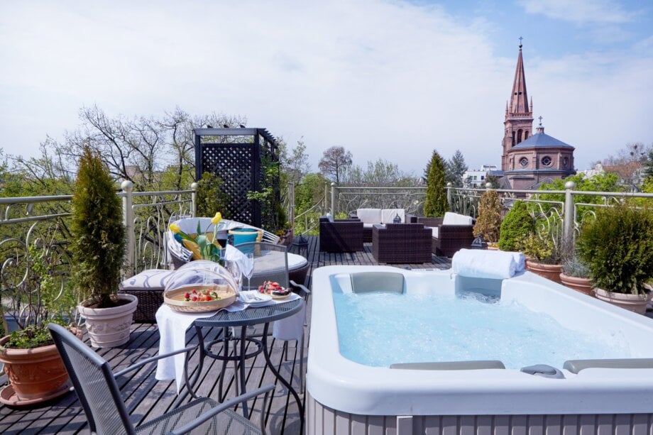 Jacuzzi na tarasie w hotelu Bohema