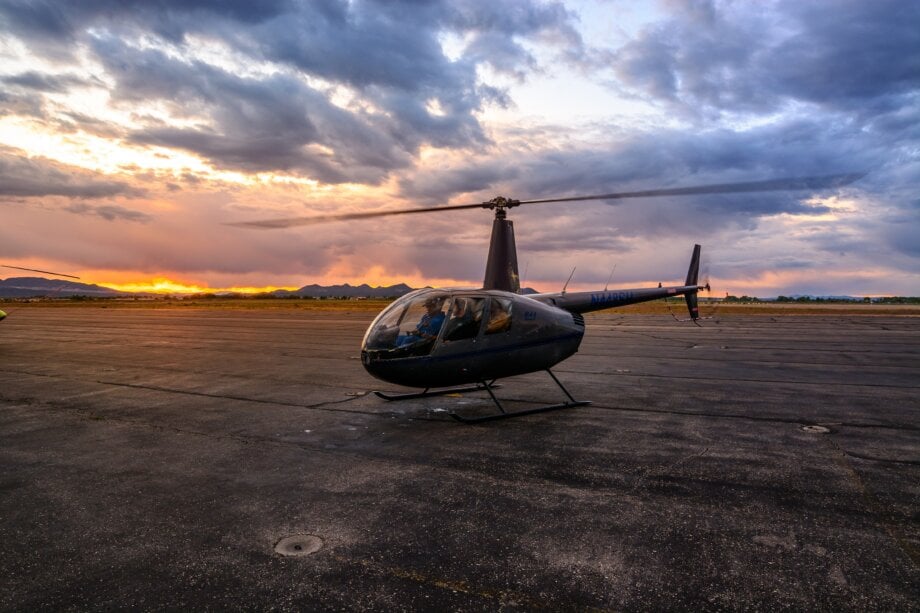 Robinson R44 na tle zachodzącego słońca