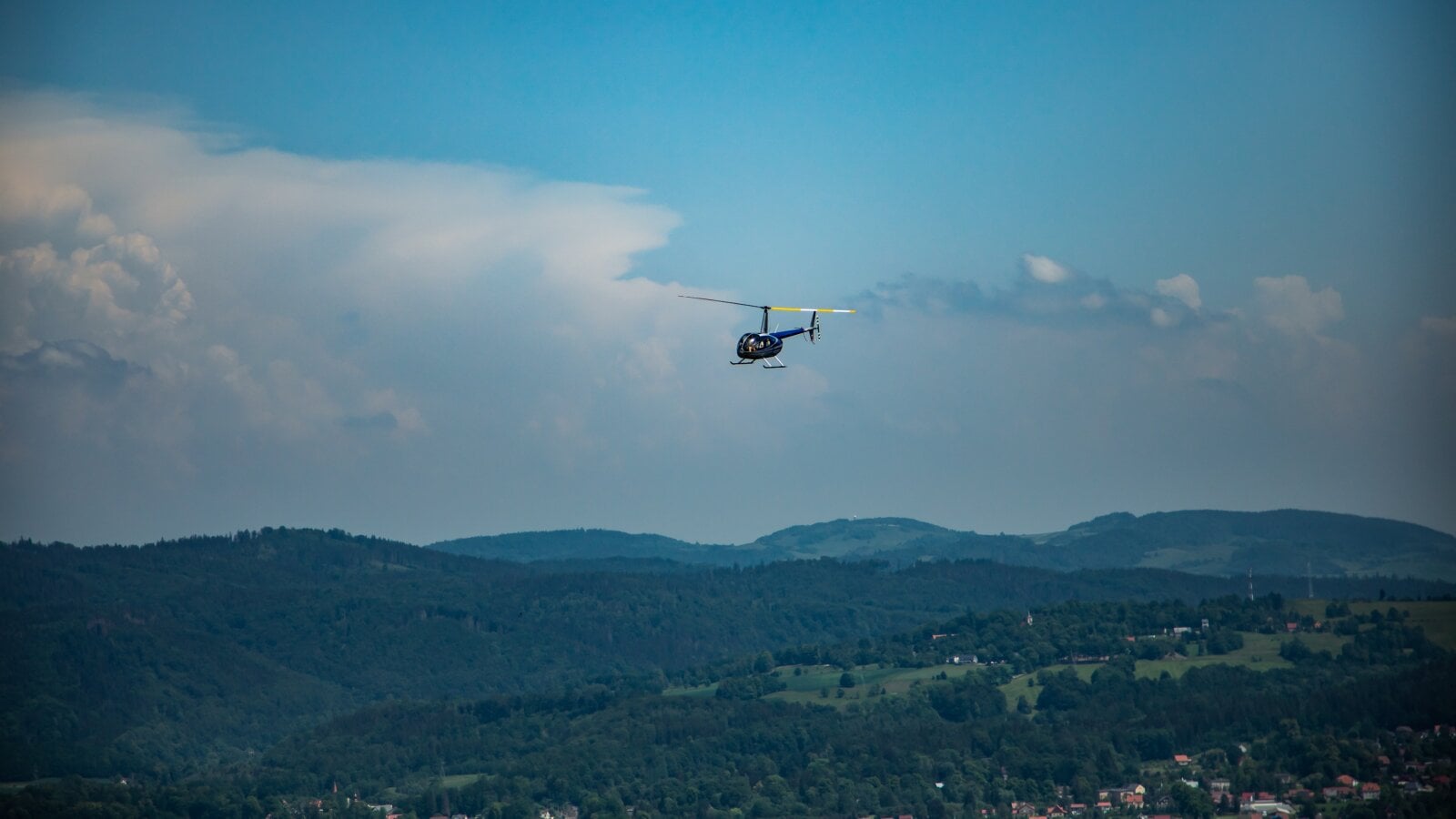 helikopter na tle gór