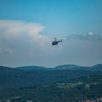 helikopter na tle gór