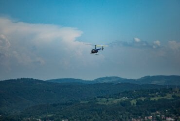 helikopter na tle gór