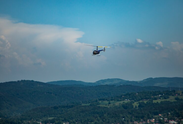 helikopter na tle gór