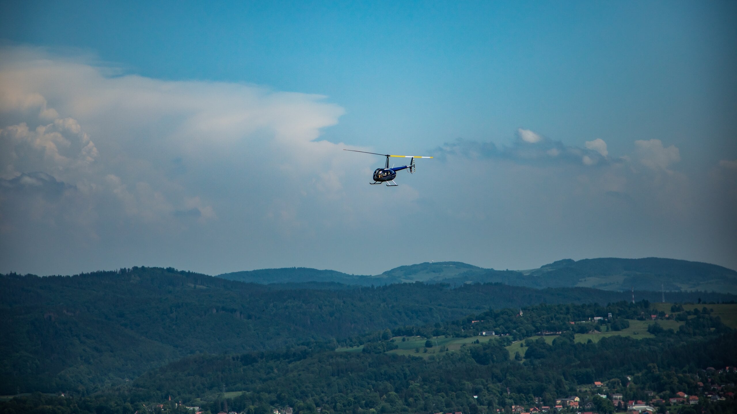 helikopter na tle gór
