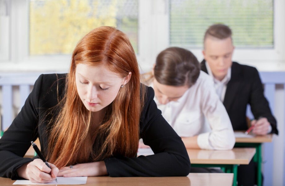 młodzi studenci