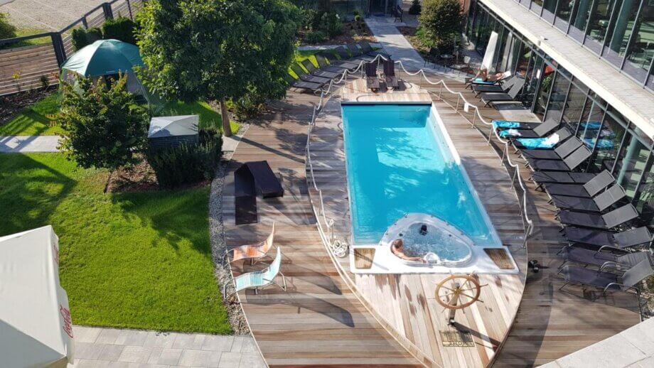 Widok na basen w hotelu Blue Diamond