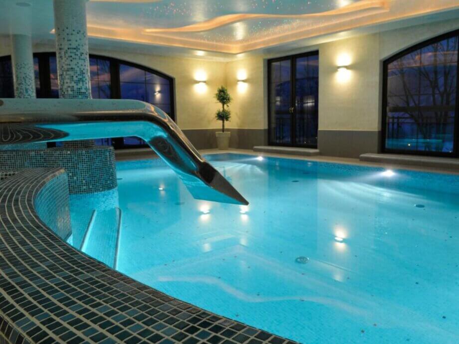Widok na basen w hotelu Elbrus SPA & Wellness