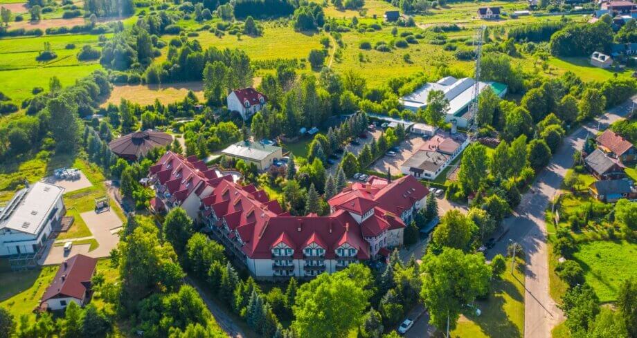 Widok na hotel Białowieski Conference Wellness & SPA