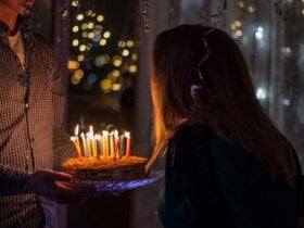 Dziewczyna zdmuchująca świeczki na torcie