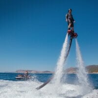 Mężczyzna na flyboardzie