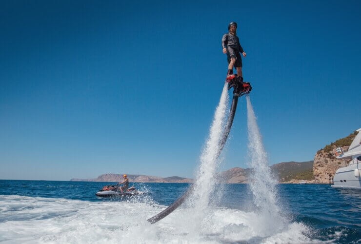 Mężczyzna na flyboardzie