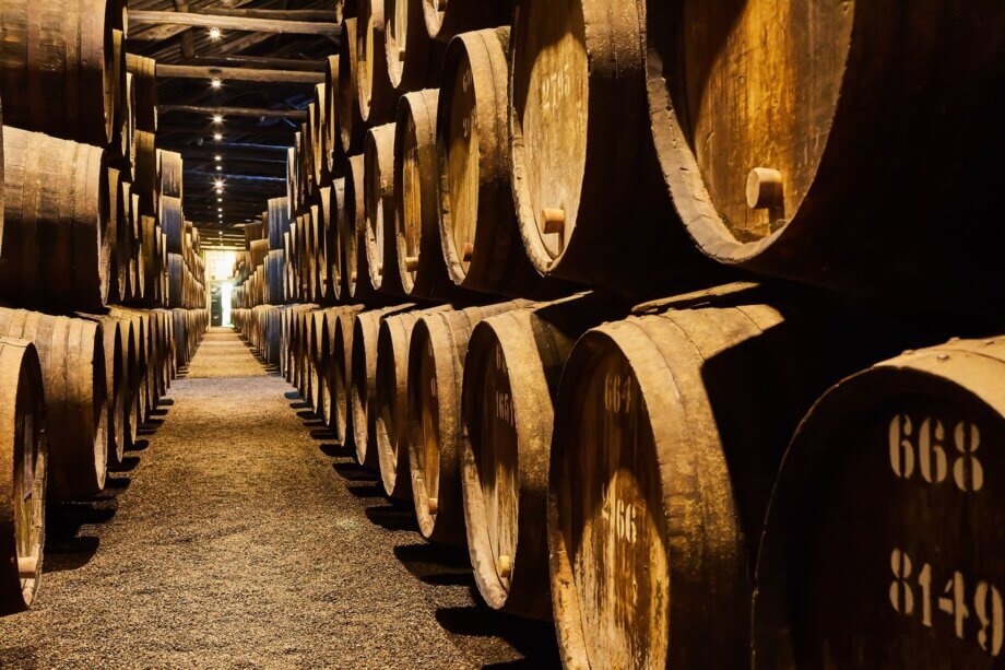 Drewniane beczki z winem, koniakiem lub whisky