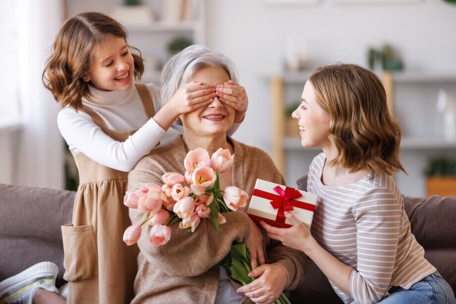 Babcia, wnuczki i prezent