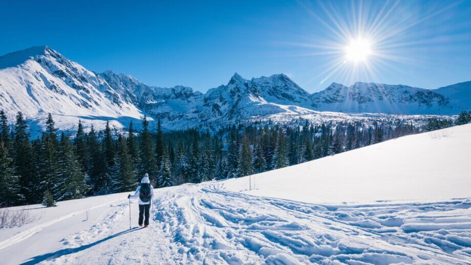 
Turysta jadący na Halę Gąsienicową, Tatry, Polska