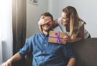Kobieta wręczająca partnerowi prezent