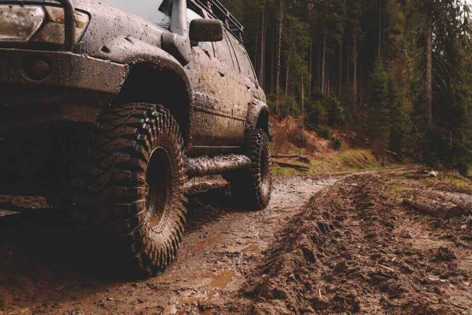 Terenówka w błocie po off-roadzie